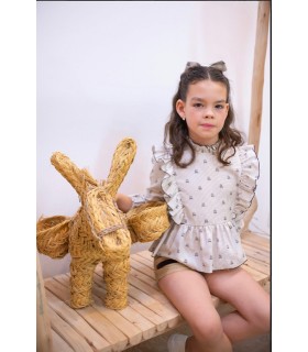 CONJUNTO NIÑA DOS PIEZAS CAMISA CALAVERAS Y SHORT CAMEL BOLSILLOS MARCA MON PETIT BONBON
